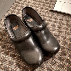 DANSKO Black Clogs XP